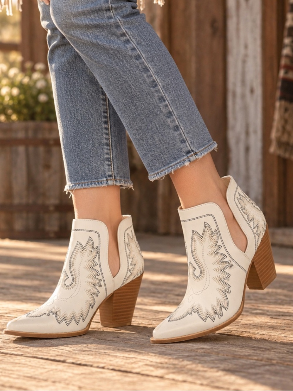 Women’s White Western Embroidered Cutout Ankle Boots Size 9